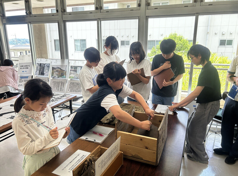 取材する参加者の様子