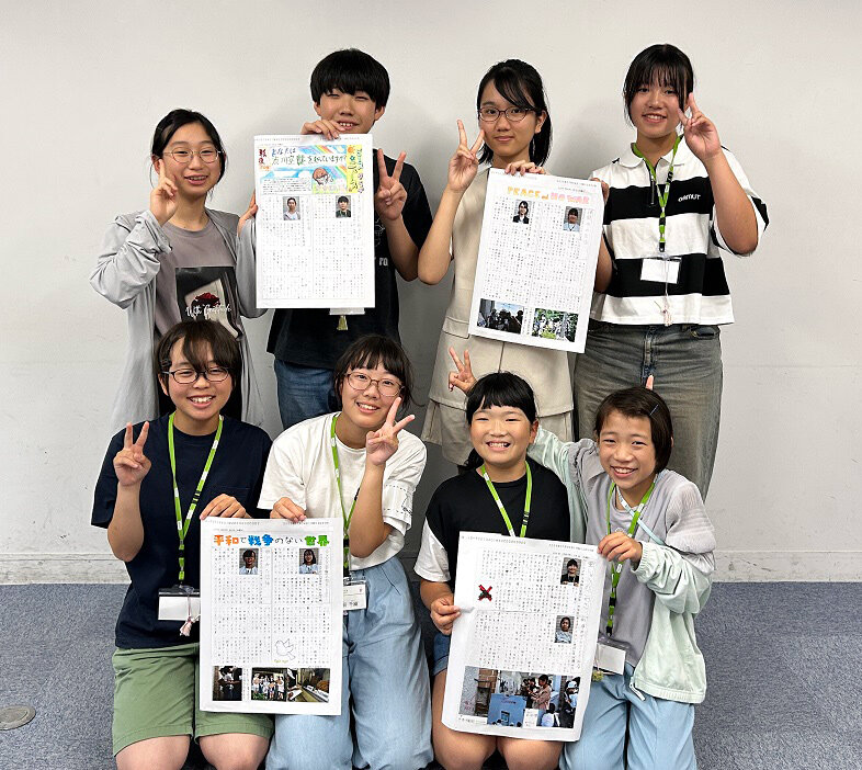 新聞を制作する参加者の様子