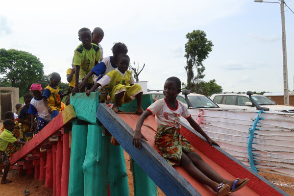 遊具で遊ぶ子どもたち