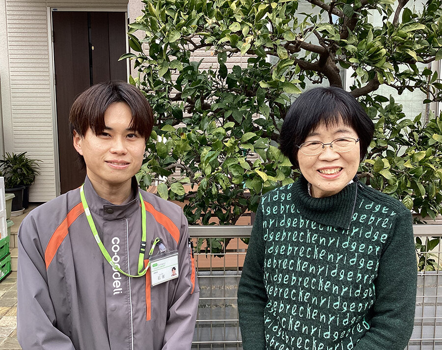 渡辺さん（右）と配達担当の石塚さんの写真