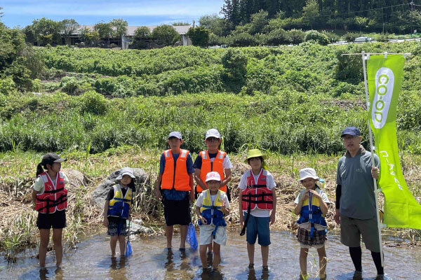 清流公園で河川敷清掃の様子