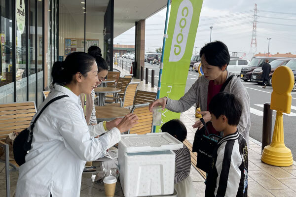 ヤマメの卵を配布