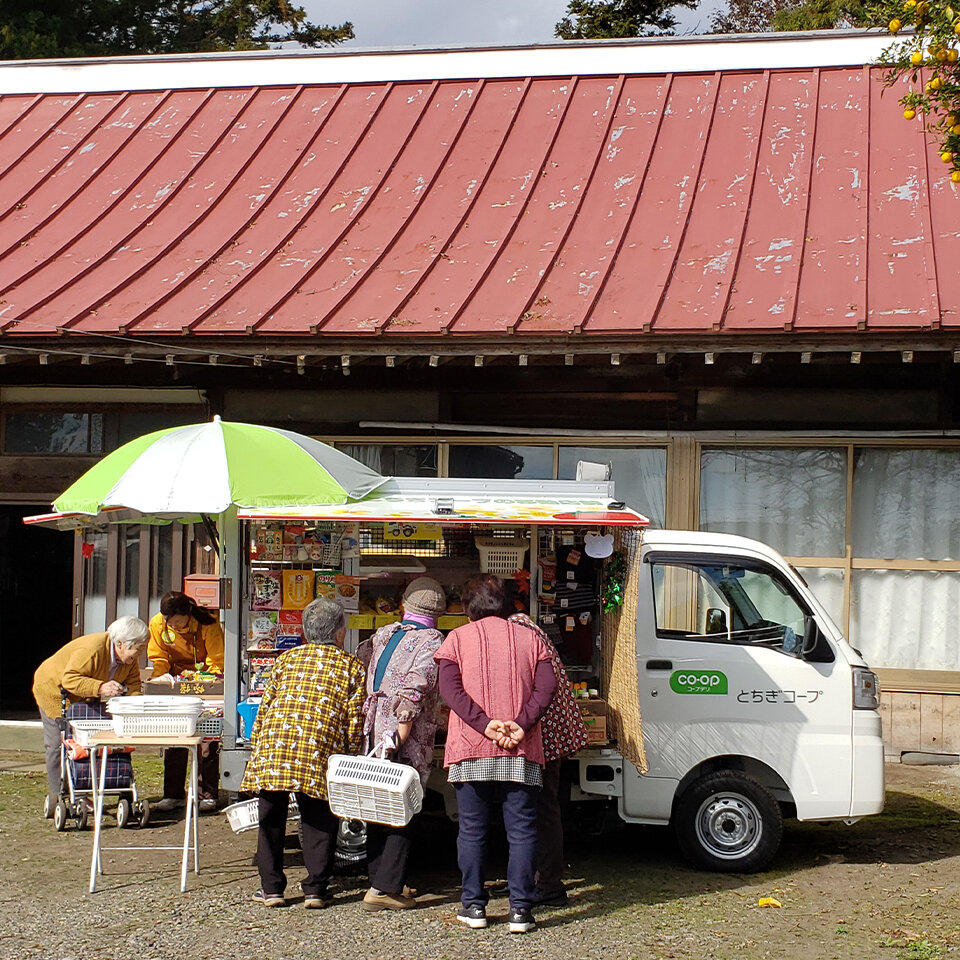 とちぎコープの移動店舗の販売している様子