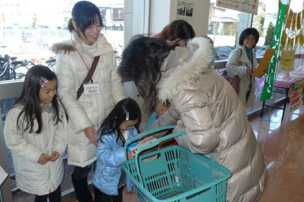 ブロック委員の店頭募金活動