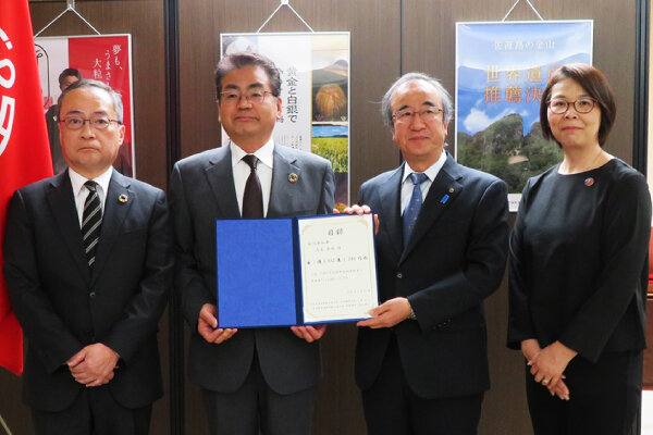 募金贈呈の様子