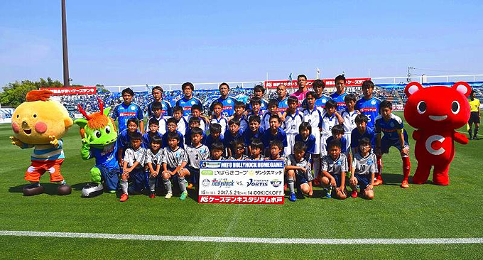 選手と参加者の集合写真
