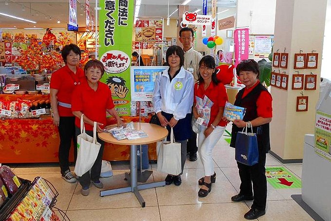 コープうしく店での呼びかけの様子