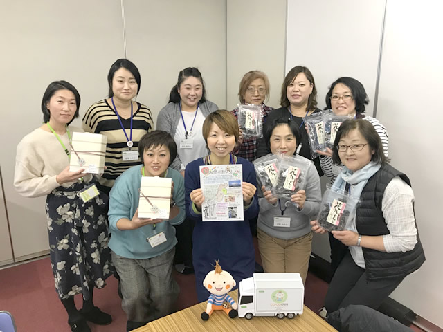 組合員理事とコープの企画などを運営する組合員スタッフの写真