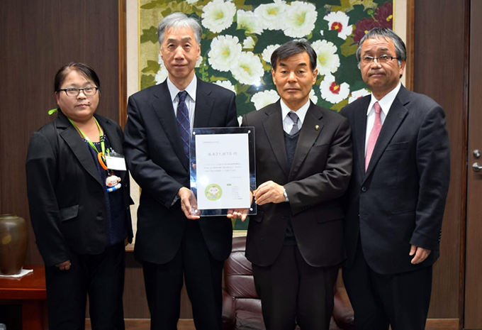 赤松光前理事長から常総市・高杉徹市長への募金贈呈の写真