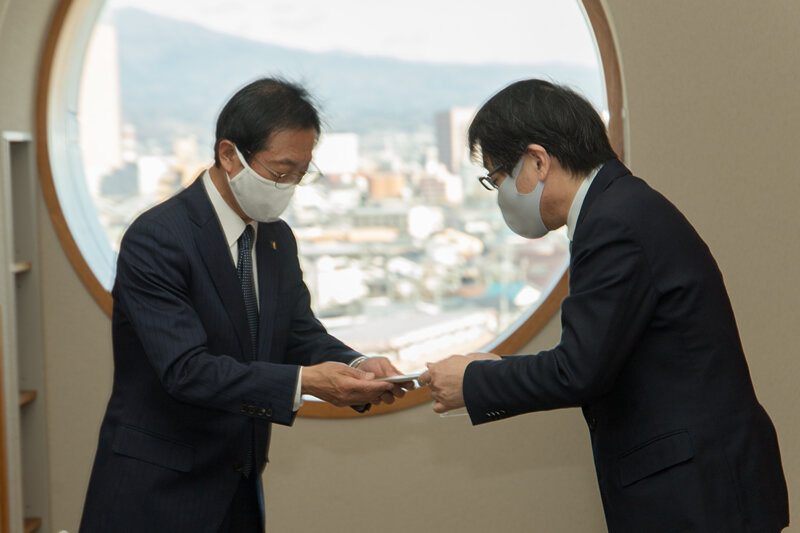 上毛新聞社 内山社長、中村理事長の写真