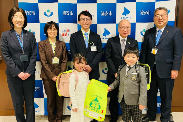 浦安市の新入学児童にランドセルカバーを寄贈しました