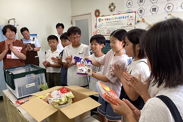 送る人の家族を思い浮かべながら食品を詰めていきます