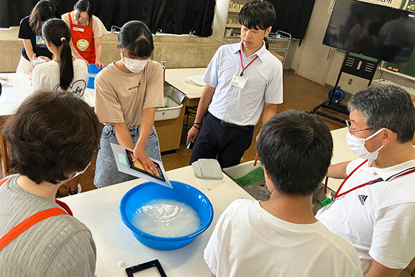 リサイクルハガキ作りの様子