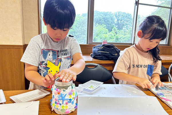 シーグラスを使った小物づくりの様子