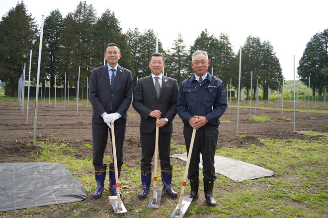 左から、JA 全農青果センター株式会社小野俊明代表取締役社長、コープデリ連合会大川昌彦代表理事専務理事、JA つがる弘前天内正博代表理事組合長