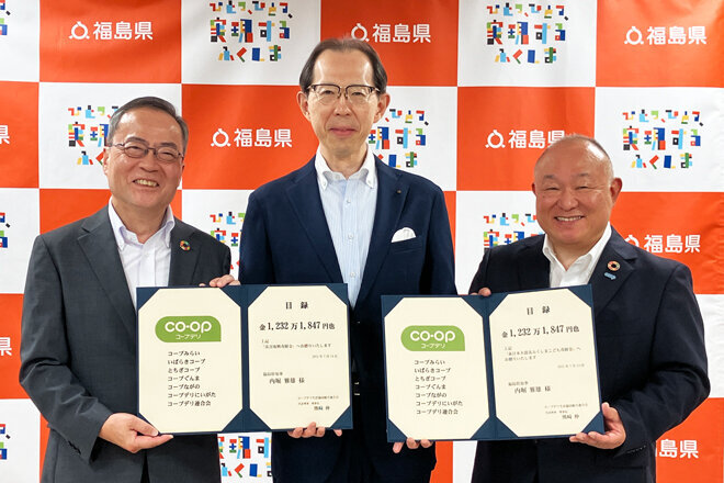 左から、コープデリにいがた・登坂康史代表理事理事長(コープデリ連合会副理事長)、福島県・内堀雅雄知事、コープデリ連合会・熊﨑伸代表理事理事長