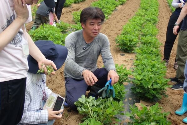 説明をする生産者