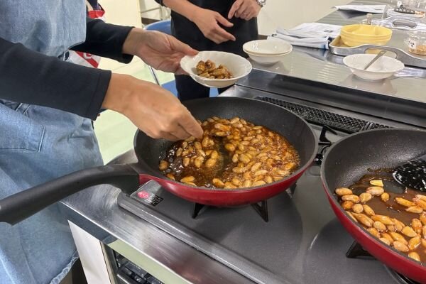 ピーナツみそを作る様子