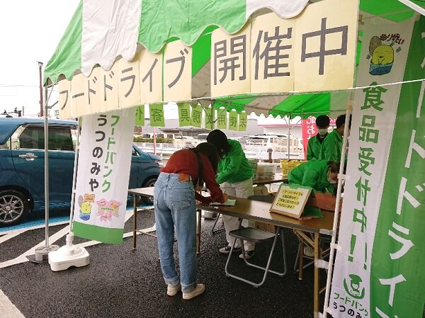 コープ鶴田店と越戸店の店頭で「フードドライブ」「未使用文房具寄付キャンペーン」を開催しました