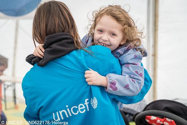 ユニセフによる支援拠点ブルードットで遊ぶ5歳のエマちゃん。子どもと女性の緊急ニーズに対応している。(ウクライナ、2022年4月7日撮影)