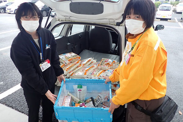 成田センターに寄せられた食品を成田市社会福祉協議会へ寄贈している写真