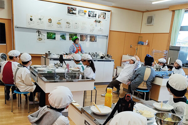 木更津市立中郷小学校で食育出前授業「豆腐づくり」を実施しました