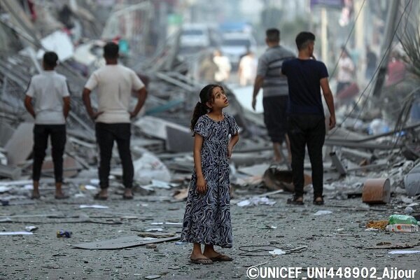 キャプション：近所の家々が砲撃で破壊された状 況を前に、これからどこで暮らせばいいのか考え ている、アマルさん（7歳）。彼女の目に映る惨状 は、言葉ではとても言い表せない。 (ガザ地区、2023年10月7日撮影 )
