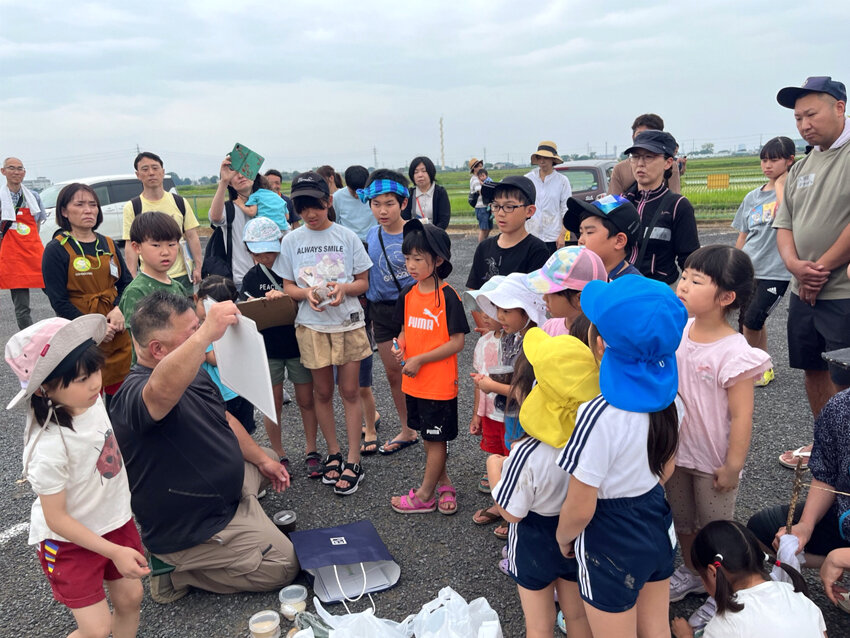 肥料の説明を聞く子どもたちの様子