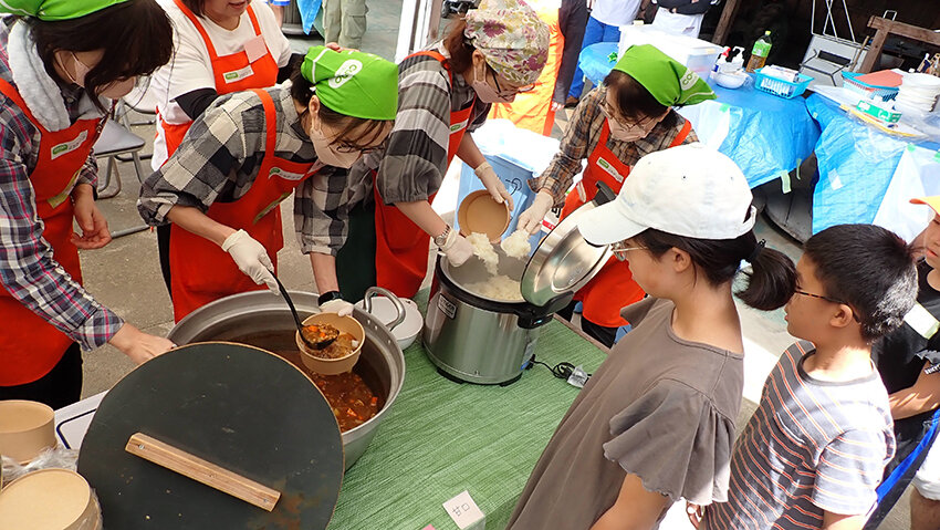 カレーを盛り付けてもらう参加者