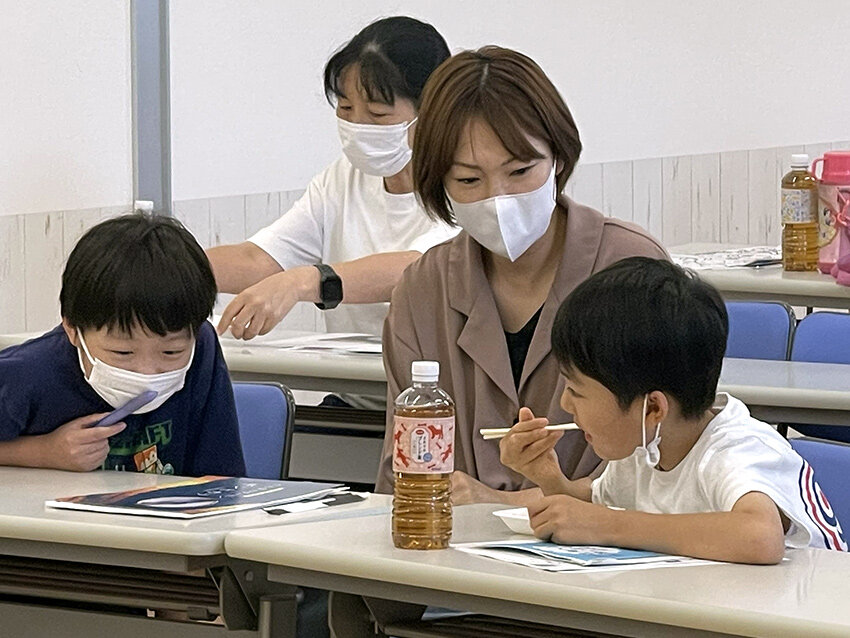 ギンヒカリを試食する参加者の写真