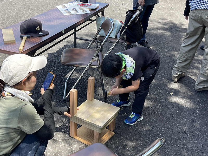 間伐材を使って椅子を作る様子