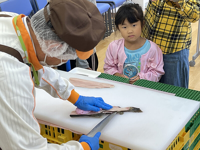 魚を捌く様子