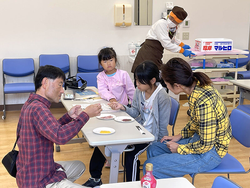 さしみを試食する様子