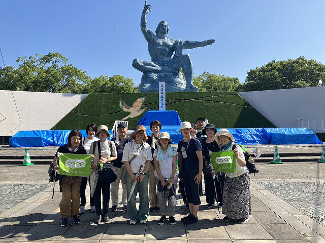 平和祈念像の前で集合写真