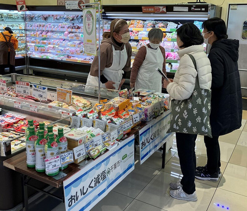 減塩レシピを配布の様子