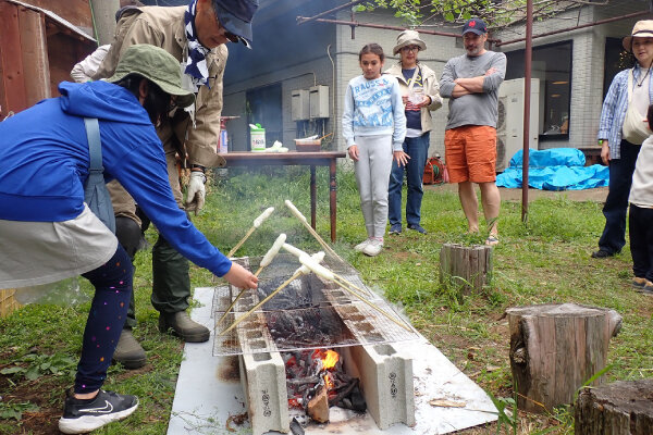 五平餅を焼く様子