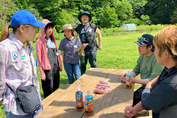 生産者の話を聞く参加者