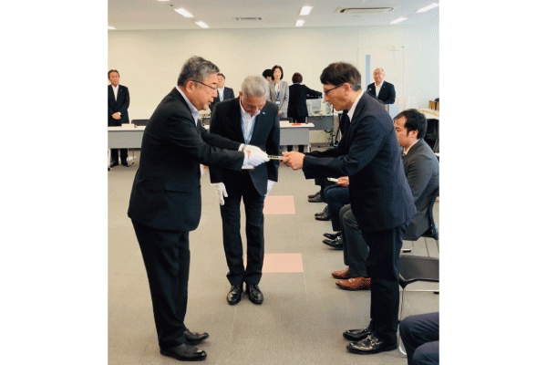 浦安市 内田市長から感謝状を受け取る浦安行徳センター 大原センター長(写真右側)