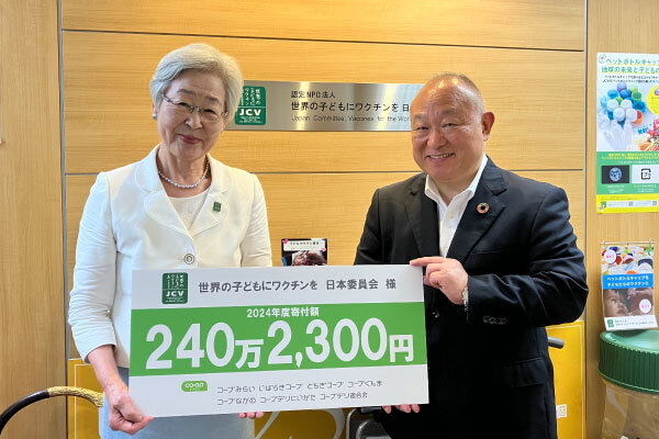 JCV 剱持 睦子理事長(左)とコープデリ連合会 熊﨑 伸理事長(右)