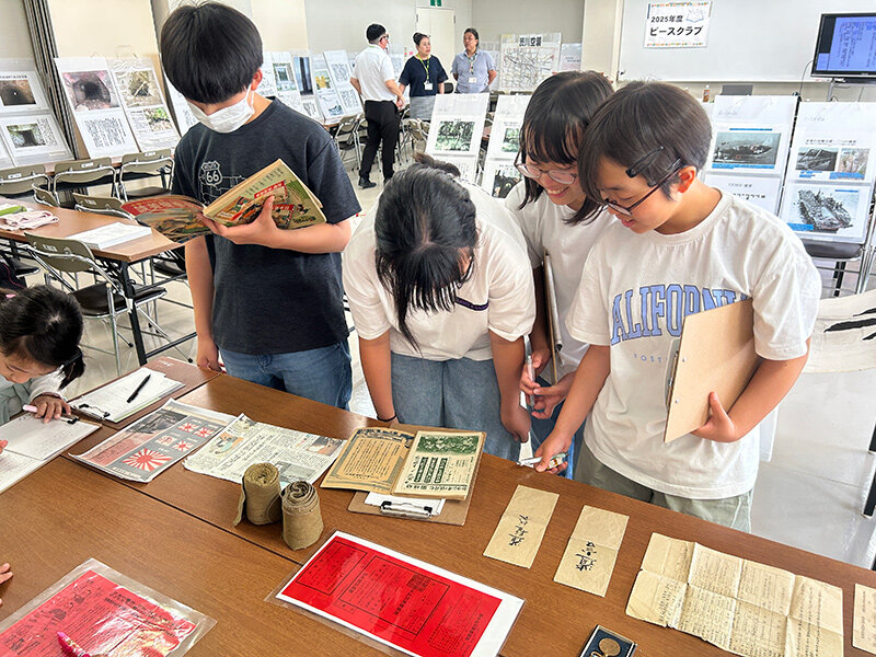 展示物を眺める参加者の様子