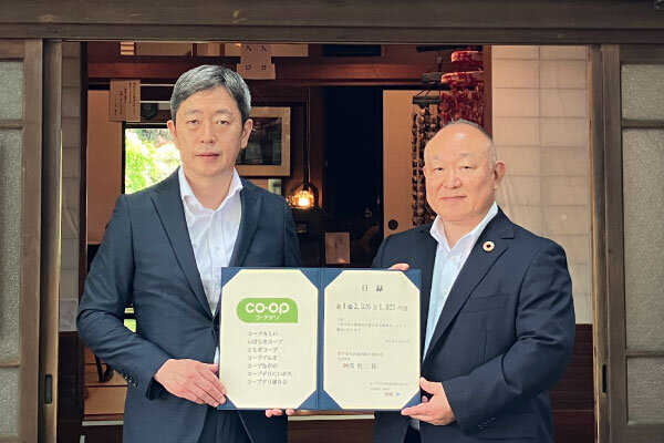 【募金の贈呈】 左から岩手県生協連 阿部会長理事、 コープデリ連合会 熊﨑理事長