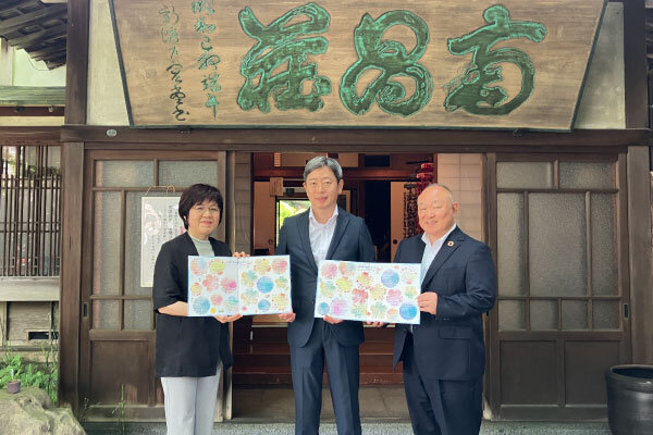 【組合員・職員からの応援メッセージの寄贈】 左から岩手県生協連 吉田専務理事、阿部会長理事、 コープデリ連合会 熊﨑理事長