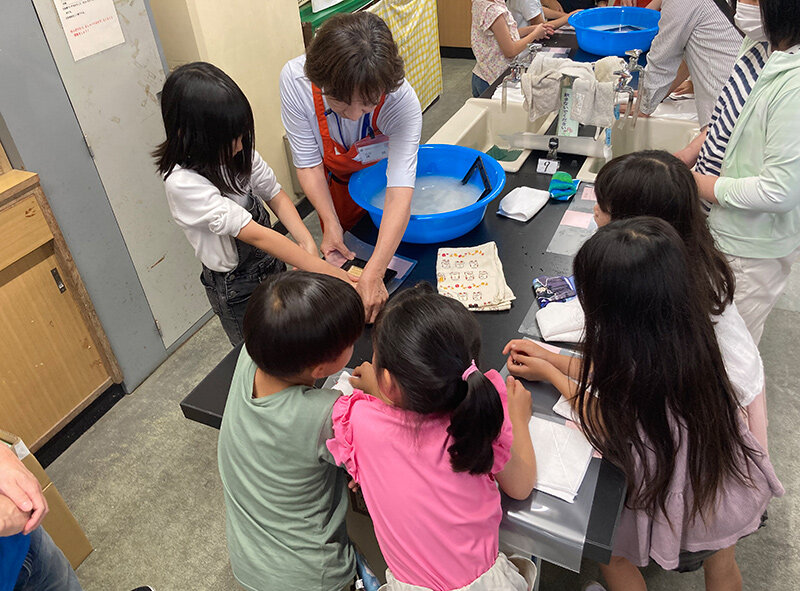 リサイクルハガキ作りの様子