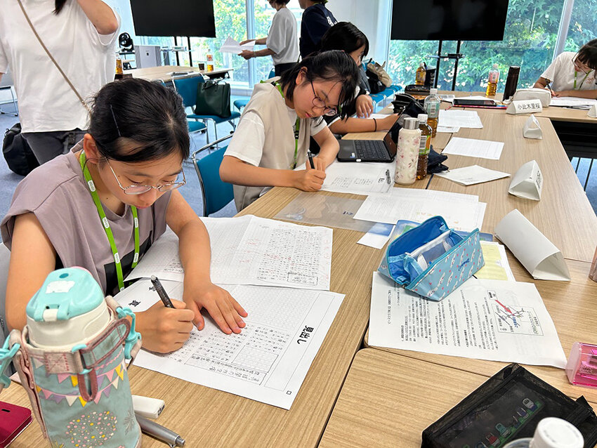 新聞を作る参加者