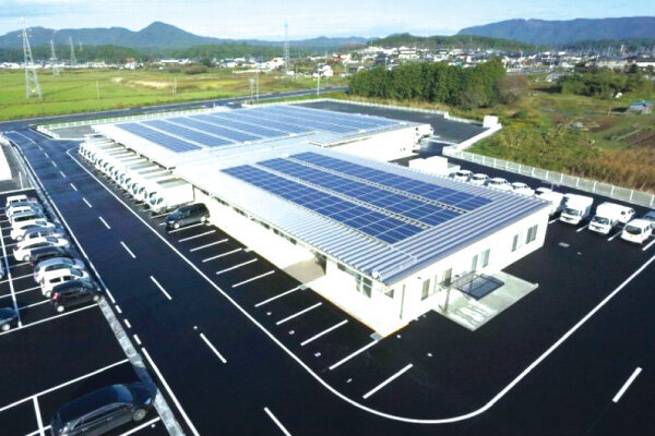 コープデリ宅配センターの屋根に設置した太陽光発電設備