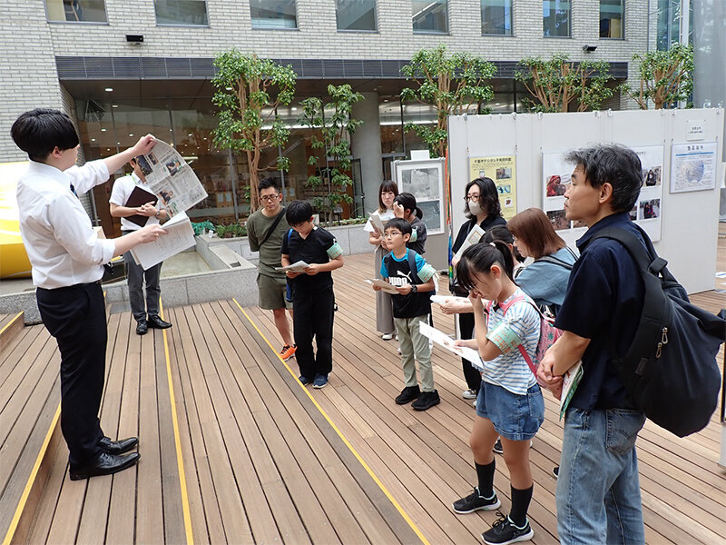 「平和アニメ上映・戦災体験講話会」に参加する様子