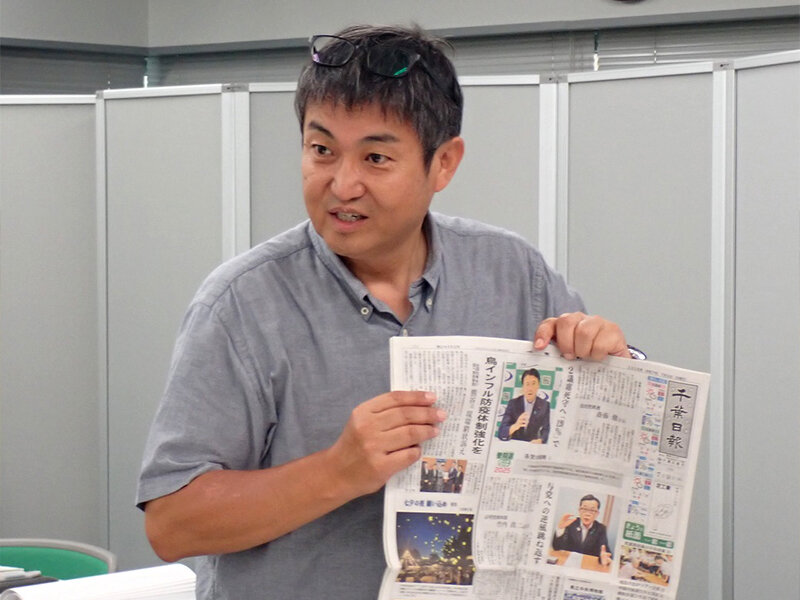 新聞づくりについて説明する戸恒さん