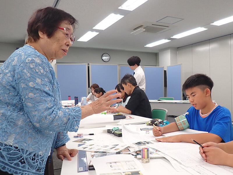 子どもたちを激励する高山さん