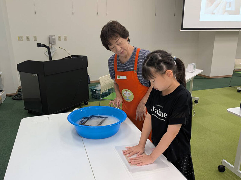 リサイクルハガキ作りの様子
