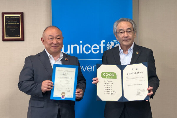 日本ユニセフ協会 早水研専務理事（右）とコープデリ連合会 熊﨑伸理事長